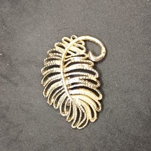 Vintage gold tone leaf pin brooch